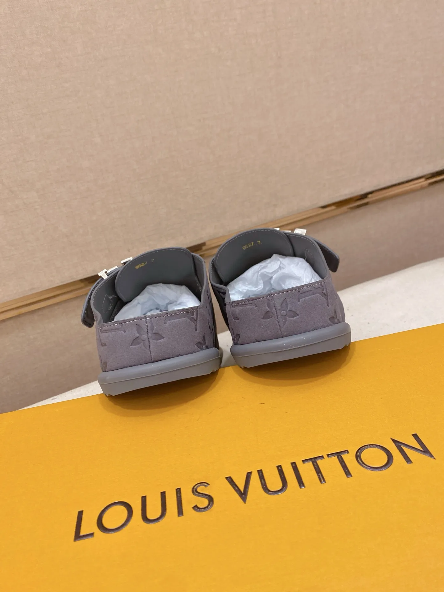 Men's shoes 💰: 360💰LV made 🔍Top purchasing agents, men's spring and summer slippers are available at the same counter. The uppers are made of Italian imported denim with logo graphics and high-quality craftsmanship. The soles are original soles specially provided by the original factory. The exclusive movable molded soles are super comfortable. Original factory follow-up products. 🔍🔍High quality. You can enter and exit the counter at will. Welcome to compare. The code number is 38-44.